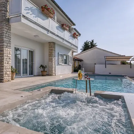 빌라 A Touch Of Luxury And Comfort - Irena 포레치