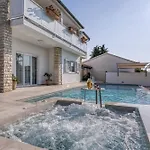 Villa A Touch Of Luxury And Comfort - Irena Poreč
