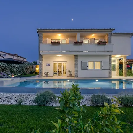 A Touch Of Luxury And Comfort - Irena Villa *